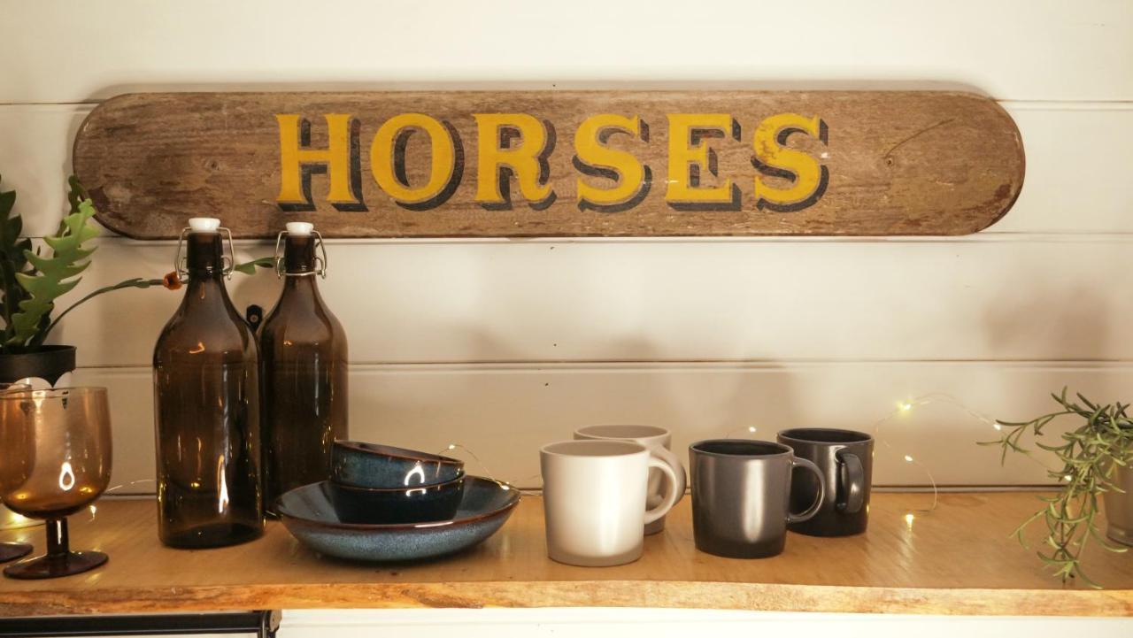 Quirky Vintage Horsebox Conversion With Stunning Views Of Ardingly Reservoir Balcombe Eksteriør billede