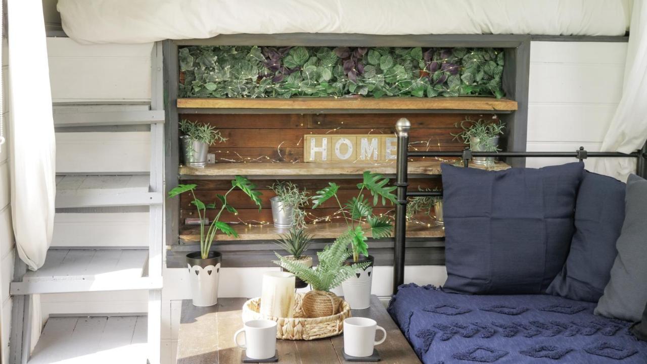 Quirky Vintage Horsebox Conversion With Stunning Views Of Ardingly Reservoir Balcombe Eksteriør billede