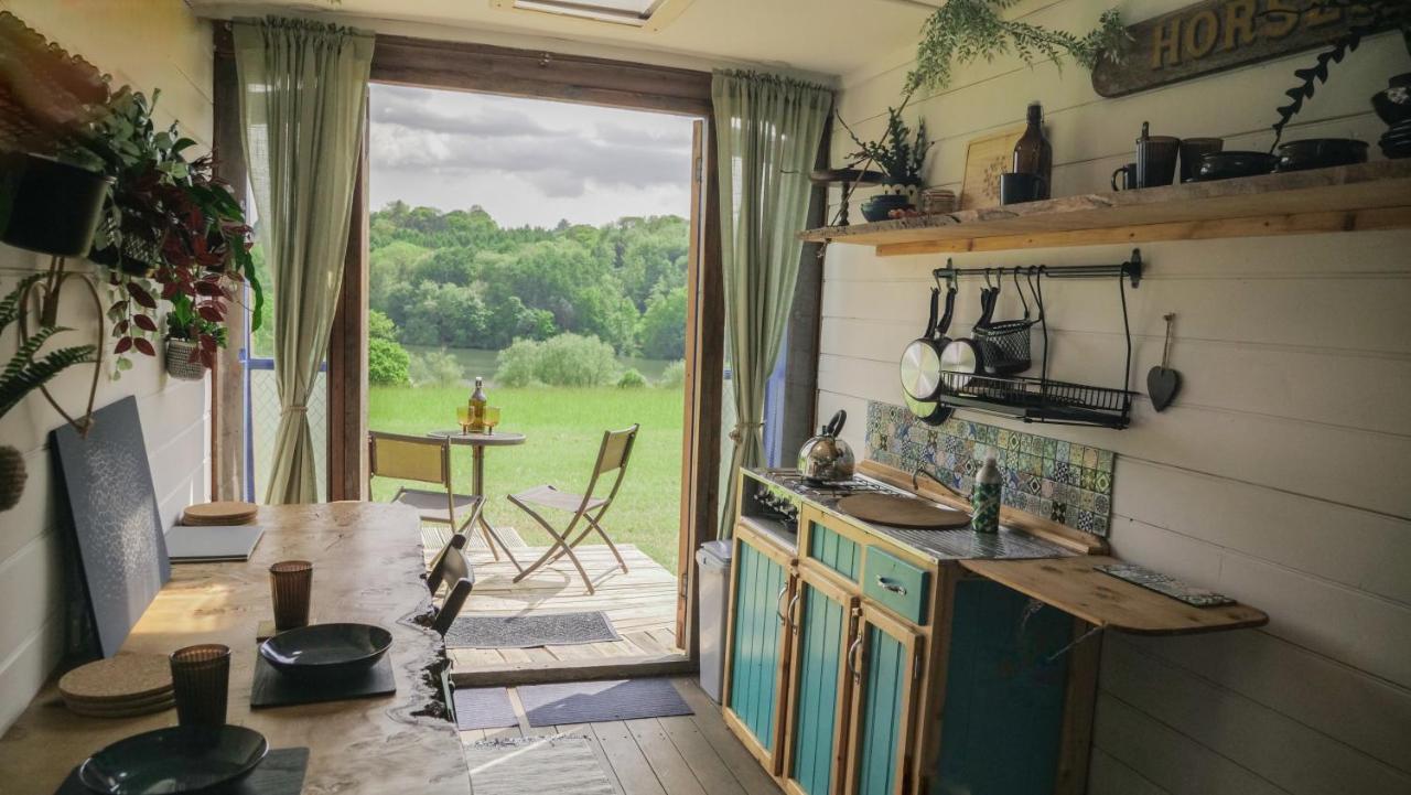 Quirky Vintage Horsebox Conversion With Stunning Views Of Ardingly Reservoir Balcombe Eksteriør billede